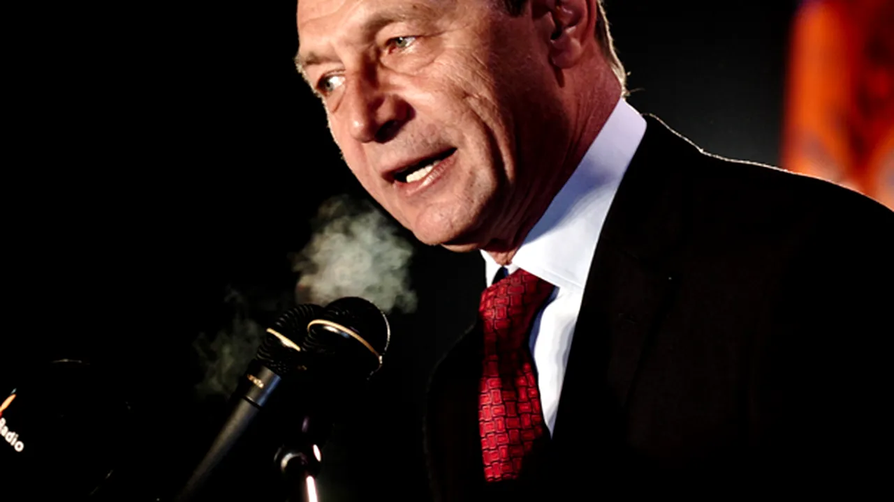 Băsescu: Speriat de referendum, Antonescu s-a refugiat în braţele PSD