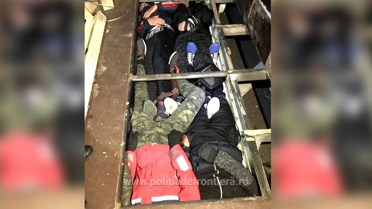 FOTO Patru bărbaţi din Sri Lanka au fost prinşi la Nădlac într-un microbuz, ascunşi între bagaje