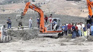 O fetiţă a murit, iar fratele ei a fost dat dispărut în urma erupţiei unui vulcan noroios în Sicilia