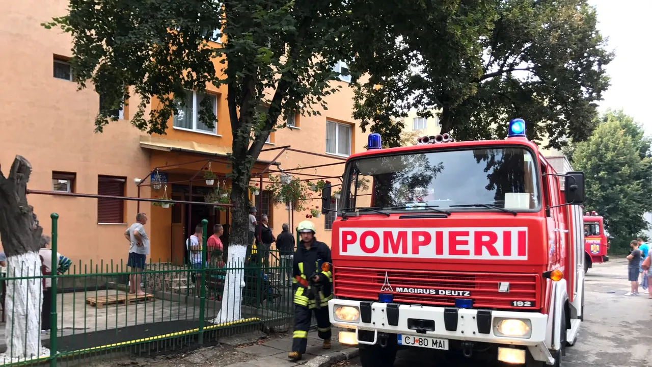Şapte persoane evacuate dintr-un bloc, după ce un magazin a fost cuprins de flăcări, în Câmpia Turzii 