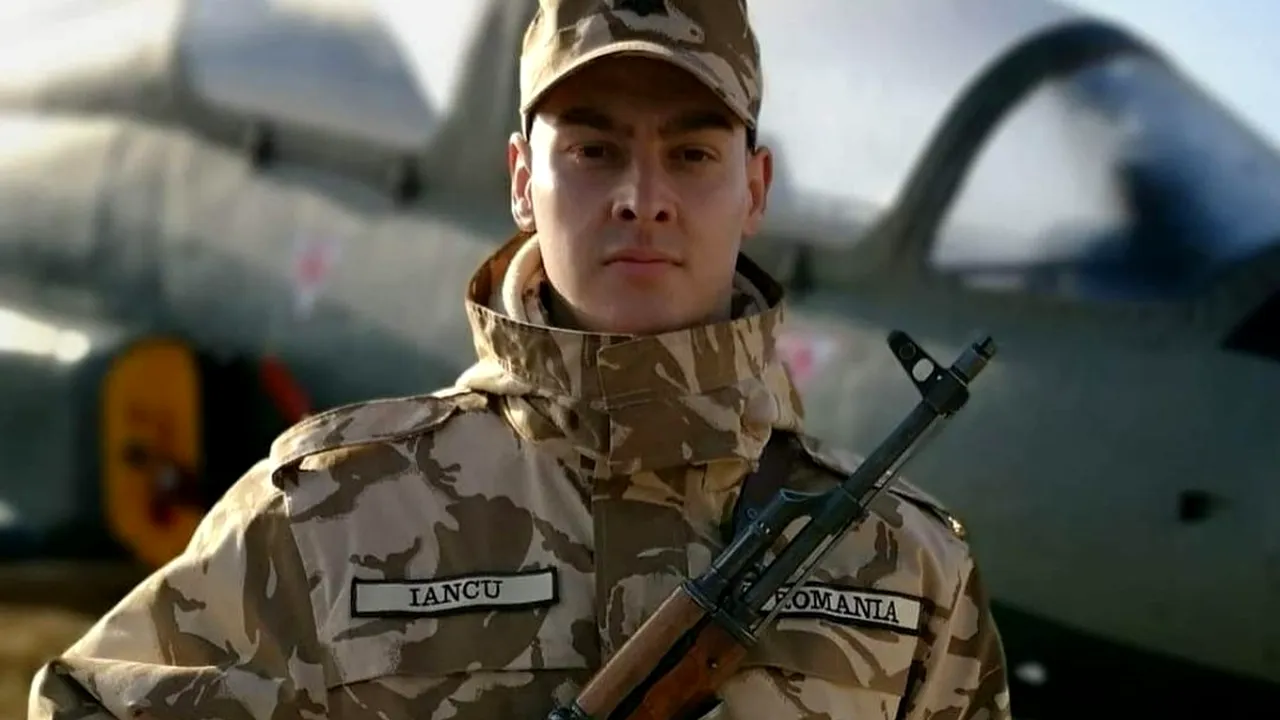 Erou în timpul liber: Un soldat a salvat o bătrână dintr-un incendiu. Salvatorul a ajuns la spital