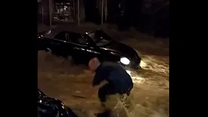 VIDEO DRAMATIC. Patru bărbaţi şi-au riscat vieţile pentru salvarea unei femei ramasă captivă în maşină, în mijlocul viiturii, formând un lanţ uman