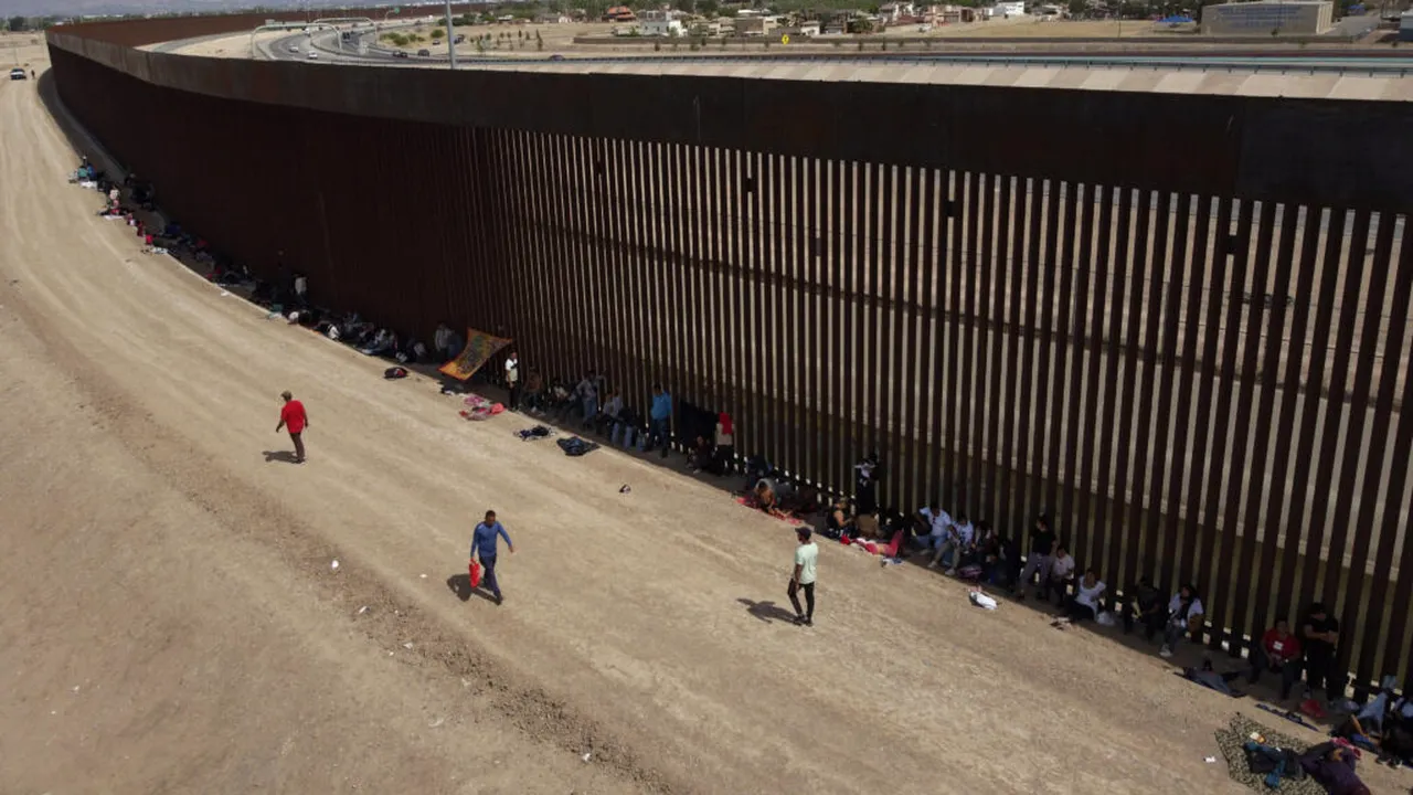 Donald Trump ordonă vopsirea zidului de la granița cu Mexicul în negru. Care este motivul