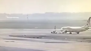 VIDEO | Momentul şocant în care un Boeing 737 trece peste maşina de tractare. Un mecanic a fost strivit de avion, altul este grav rănit