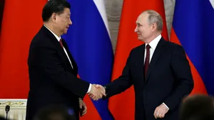 PREZENTUL FĂRĂ PERDEA Marius Oprea / Nimic nou pe frontul de est: prietenia ruso-chineză, consolidată cu păstrăv de Karelia, crab de Kamceatka şi garnitură de orez chinezesc. Numai ”clasa politică” occidentală e luată prin surprindere