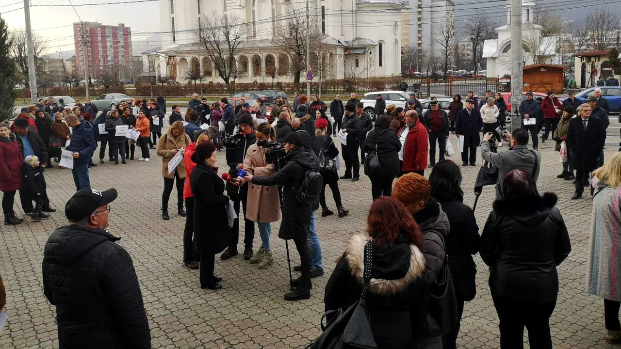 Miting de solidaritate cu fostul ministru al Sănătăţii: Nu o ucideţi pe Sorina Pintea | VIDEO