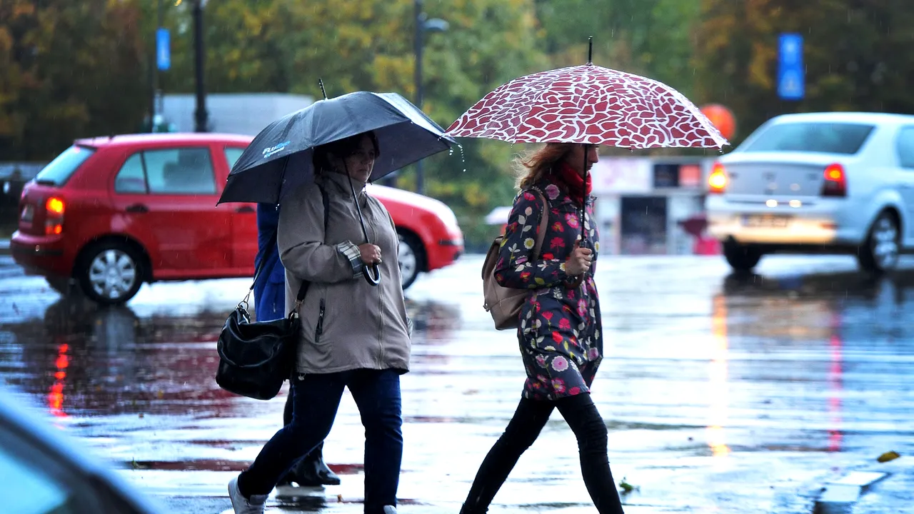 Informare METEO: Ploi puternice pentru sud-vestul ţării. Rafalele de vânt vor depăşi 100 km/h