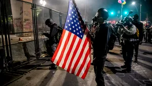 Protestatarii din Portland au lansat focuri de artificii la Curtea Federală  
