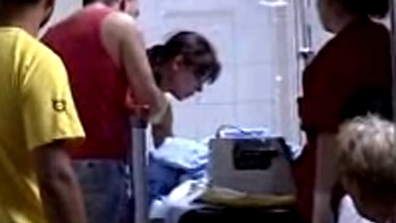 Un copil de trei ani a supravieţuit după ce a căzut de la etajul al treilea (Video)