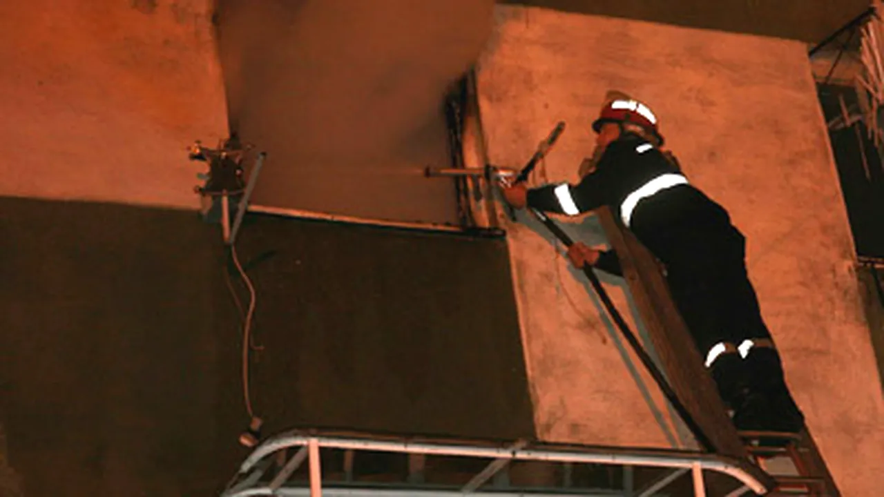 Zeci de persoane, evacuate dintr-un bloc din Capitală din cauza unui incendiu