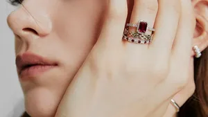 Inele pentru cupluri: 7 idei de modele speciale care spun aceeași poveste (P)