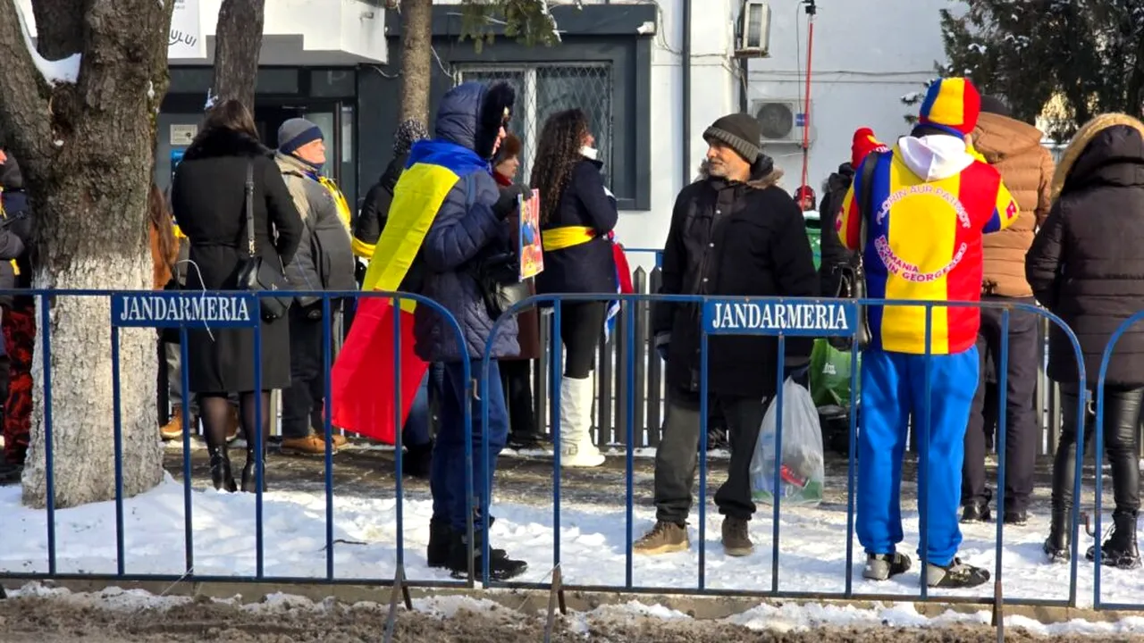 Zeci de oameni îl așteaptă pe Călin Georgescu la Poliția Buftea. FOTO, VIDEO