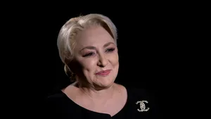 Dăncilă, despre controversa stârnită de broşele pe care le poartă: Dacă acesta este defectul meu, mi-l asum. O să port o broşă la moţiunea de cenzură | VIDEO