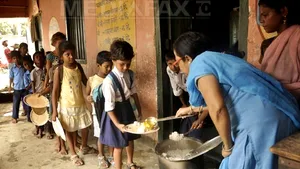 Tragedie într-o şcoală din India: 23 de copii au murit intoxicaţi după ce au servit o masă gratuită. Directoarea a fost arestată