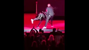 Comediantul de stand-up Dave Chappelle, atacat pe scenă în timpul unui spectacol