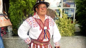 FOTO Povestea lui Vasile Pirciu din Sîrbii Măgura, căluşarul care aduce ploaia. A jucat căluşul în faţa senatorilor SUA