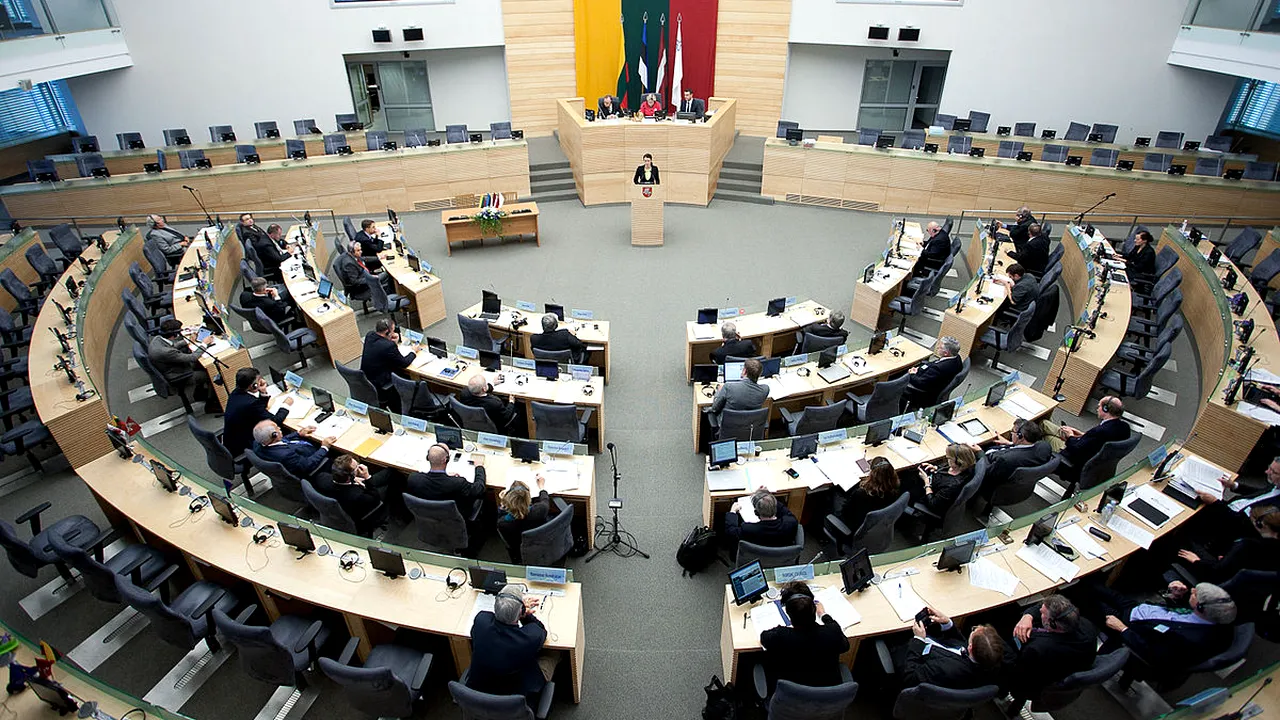 Urale şi aplauze în Parlamentul lituanian. Ţara sărbătoreşte 33 de ani de independenţă faţă de URSS