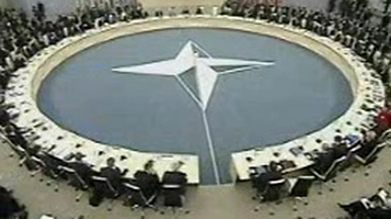 Oficialii NATO se pregătesc pentru o luptă birocratică la summitul de la Bucureşti