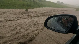 DN 14 A, inundat din cauza ploilor abundente. O maşină este blocată în apă