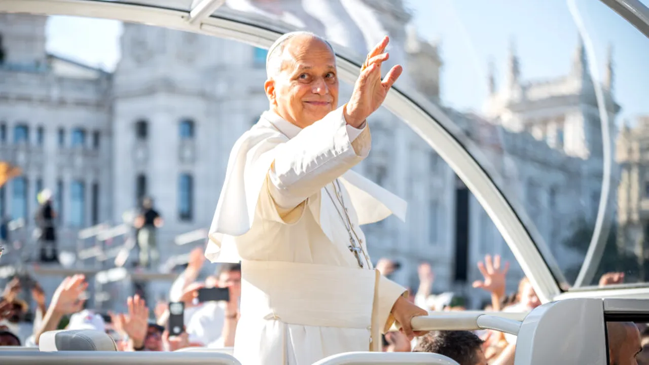 Papa Leon al XIV-lea a ajuns la Barcelona, în cadrul turneului din Spania dedicat războiului și migrației
