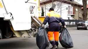 Angajaţii din salubritate păstrează curăţenia pe străzi şi se expun coronavirusului 12 ore pe zi