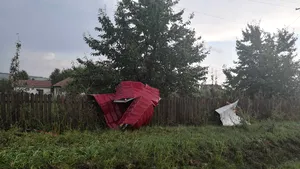 Distrugeri produse de vreme în sudul ţării. Acoperişuri luate de vânt şi opt copaci doborâţi în Teleorman