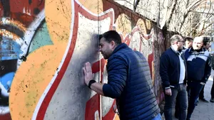 Primăria Capitalei a montat stâlpișori în fața Sălii Palatului și a demontat un panou publicitar: „Trotuarele sunt pentru pietoni”