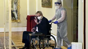 Preşedintele ceh, testat pozitiv la Covid, a numit un nou premier dintr-o cutie de plexiglas