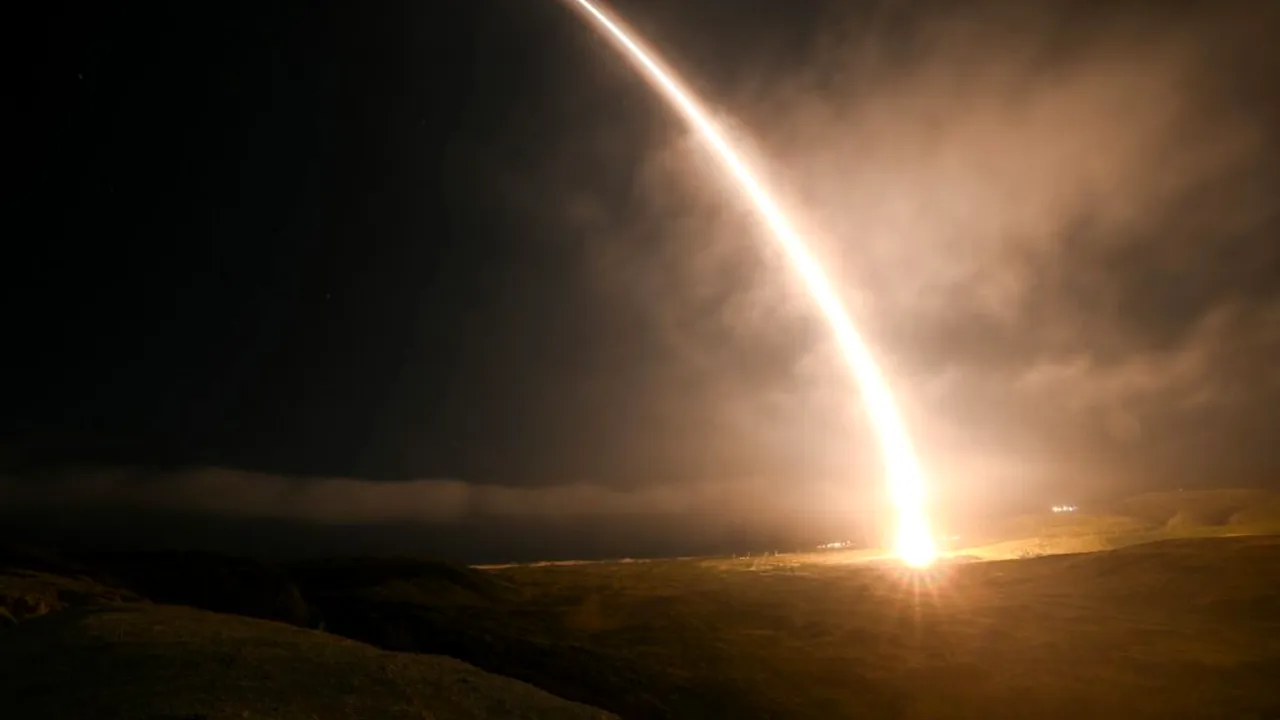 Forțele Spațiale ale SUA au testat racheta balistică intercontinentală „Minuteman III”, din triada nucleară. Racheta are focoase de 20 de ori mai puternice decât bomba de la Hiroshima