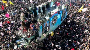 VIDEO Busculadă la înmormântarea lui Soleimani: Autorităţile au revizuit bilanţul la 50 de morţi şi peste 200 de răniţi. Funeraliile, amânate