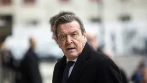Un jurnalist RTL a dat peste Gerhard Schröder într-un hotel din Moscova. Ce făcea fostul cancelar al Germaniei