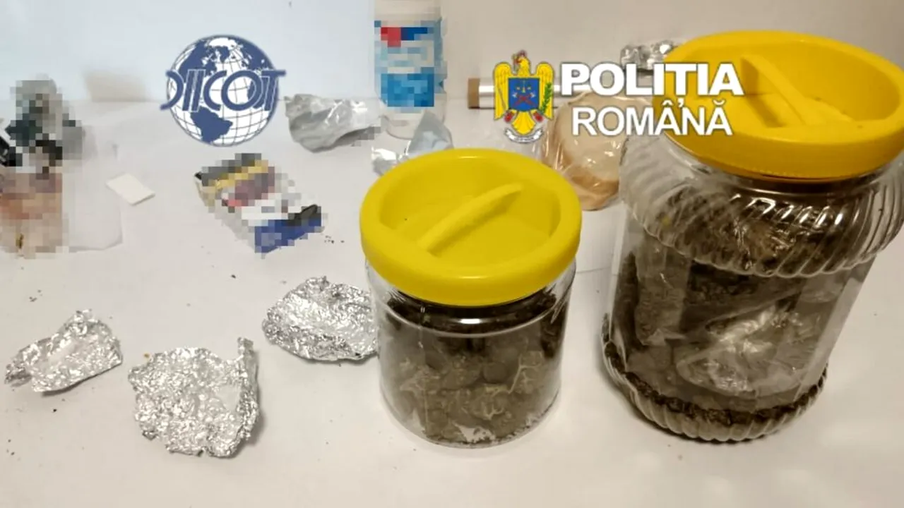 Agent de poliție penitenciară, reținut pentru trafic de droguri. A fost prins în timp ce transporta 200 de grame de canabis