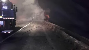 Accident în Sibiu, după ce şoferul unui TIR a intrat într-un cap de pod: Trafic oprit pe DN1 | FOTO