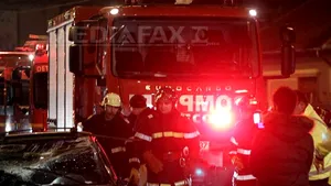 Mehedinţi: Zece maşini, avariate după ce acoperişul unui bloc s-a prăbuşit din cauza vântului