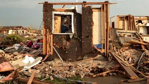 Supravieţuitorii tornadei din Oklahoma City relatează speriaţi despre forţa devastatoare a acesteia: 