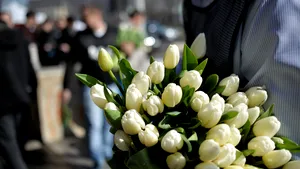 Florile, ca brand de ţară, pe timbrele unei noi emisiuni filatelice româneşti 