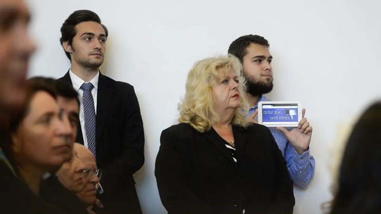 Un student nemulţumit de Guvern a protestat la deschiderea anului universitar la SNSPA - FOTO