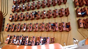 Scandal în Parlament după adoptarea creşterilor salariale. PNL aduce acuzaţii de fraudă: În sală au fost 168 de deputaţi, nu 184/ Dragnea: Să numere, nu e treaba mea, s-o ia şi pe Anastase - FOTO, VIDEO