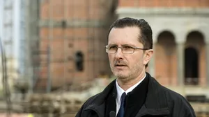 Vasile Bănescu ironizează folosirea expresiei „Doamne ajută