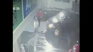 INCIDENT şocant în Capitală: Un individ a vrut să intre cu maşina într-un grup de oameni, după ce a ameninţat casiera dintr-o benzinărie şi i-a cerut bani | VIDEO