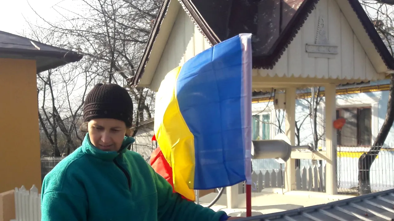 GALERIE FOTO Micul univers al românilor. O comună din România sărbătoreşte Centenarul cu câte un drapel tricolor la fiecare poartă