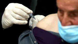 Care sunt principalele reacţii adverse ale vaccinului împotriva COVID-19 şi la cine putem apela când apar