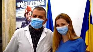 GALERIE FOTO. Tată şi fiică, umăr la umăr, vaccinează împotriva COVID-19 la un centru din Capitală