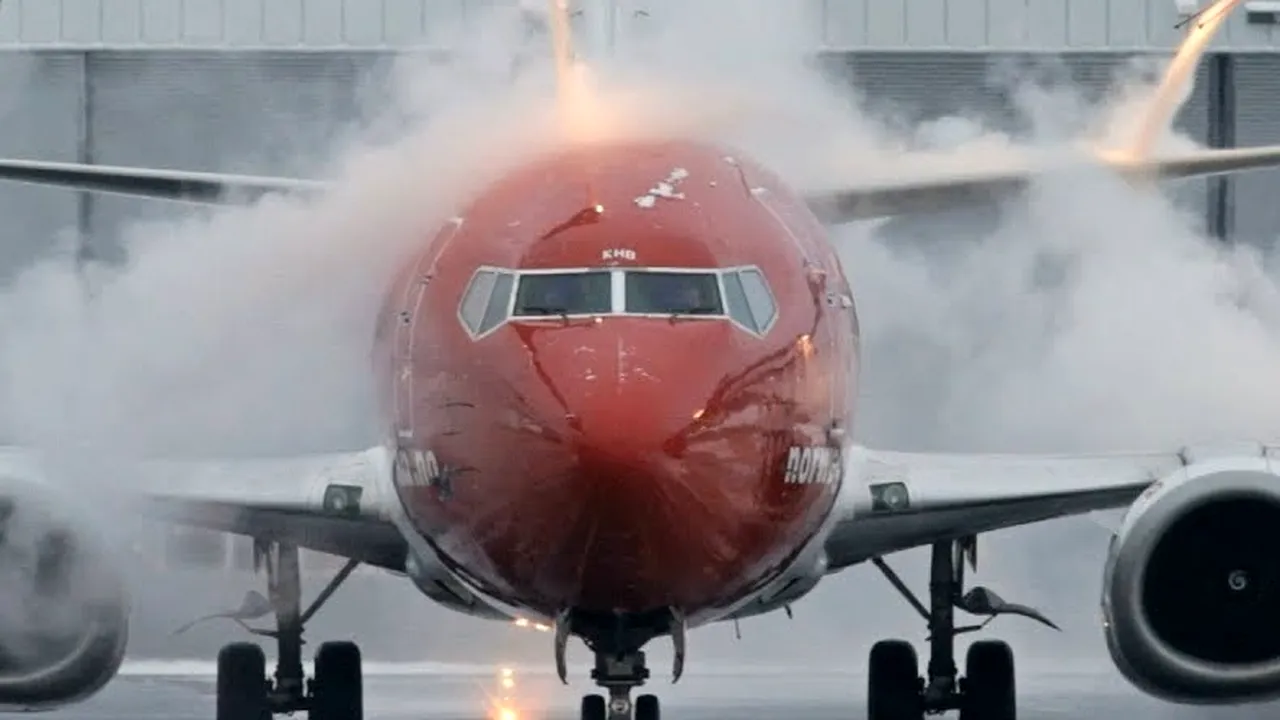 Modul „neortodox” în care o companie aeriană low-cost a înlăturat gheaţa de pe aripile unui avion | VIDEO