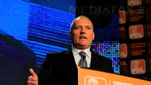 Deputatul PDL Dănuţ Liga, surprins votând cu două cartele în plenul Camerei