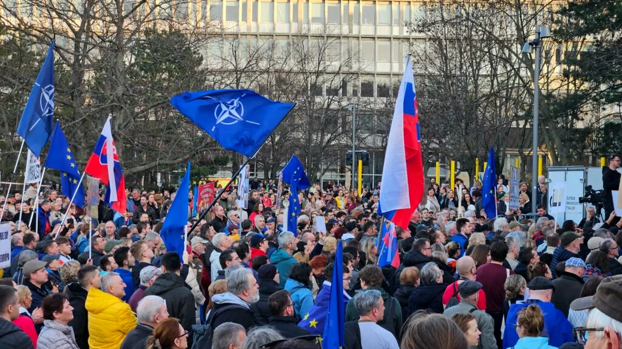Continuă protestele în Slovacia împotriva politicilor pro-ruse ale premierului Robert Fico