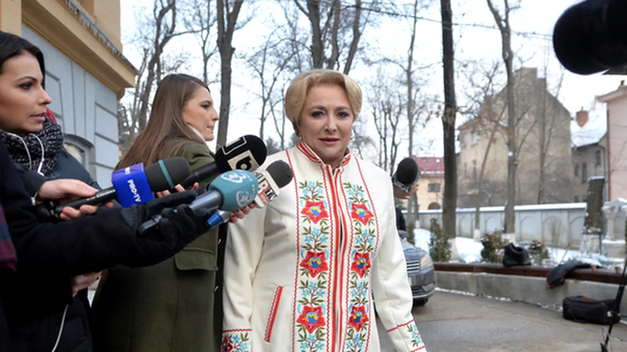Cine îi face ţinutele Vioricăi Dăncilă. Cât a costat celebrul palton alb