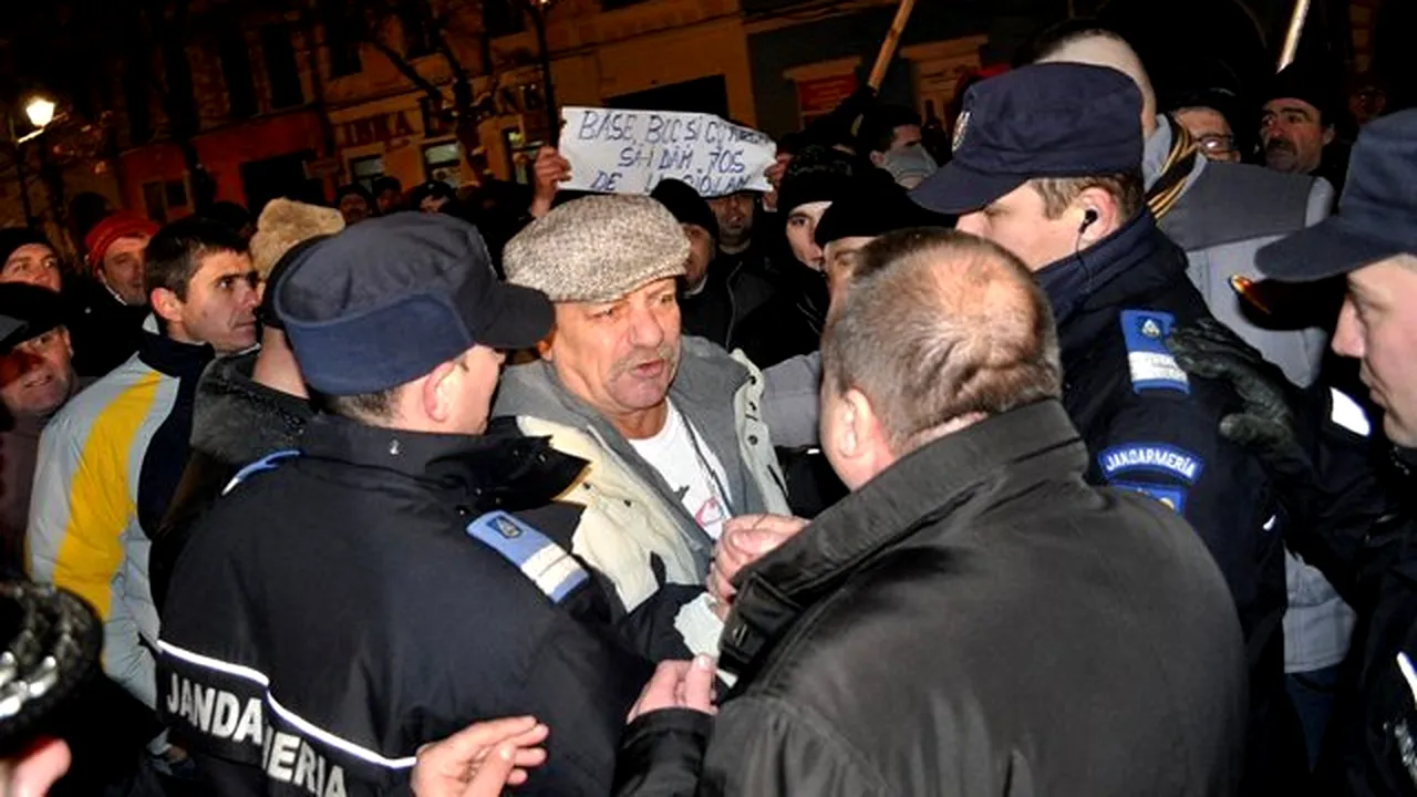 A 15-A ZI DE PROTESTE ÎN ŢARĂ: Zeci de oameni au protestat în mai multe oraşe