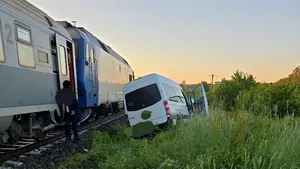 Argeș: Accident între un tren și un microbuz cu 11 persoane