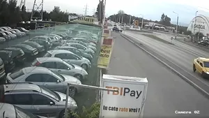 VIDEO Momentul şocant în care un poliţist pe motocicletă din Buzău este ”aruncat” pe contrasens de şoferiţa pe care o urmărea: ”A vrut să-l omoare”